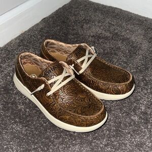 Ariat Hilo in Brown Floral Embossed